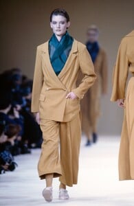 Yohji_Yamamoto_SS1989_03.thumb.jpg.93d1718dfca35c19f5fad6b8abc74871.jpg