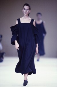 Yohji_Yamamoto_SS1989_Cynthia_Anthonio_01.thumb.jpg.c0dcd45b63fcde15d0214e3f124064a7.jpg