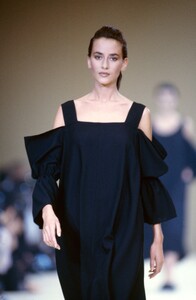 Yohji_Yamamoto_SS1989_Cynthia_Anthonio_02.thumb.jpg.95a815114da876ec18ccead9f8d7e2d7.jpg