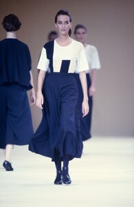 Yohji_Yamamoto_SS1989_Cynthia_Anthonio_03.thumb.jpg.c5c3b6b3345e3c493d403d5f1e79c98a.jpg