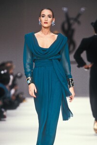 Yves Saint Laurent 1989 Women RTW 207.jpg