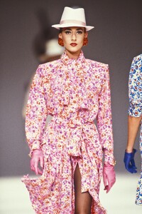 Yves Saint Laurent 1989 Women RTW 27.jpg