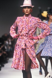 Yves Saint Laurent 1989 Women RTW 28.jpg