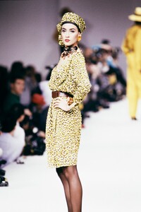 Yves Saint Laurent 1989 Women RTW 42.jpg