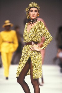 Yves Saint Laurent 1989 Women RTW 43.jpg