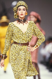 Yves Saint Laurent 1989 Women RTW 44.jpg