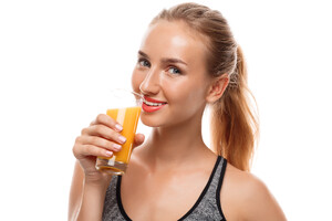 beautiful-sportive-woman-holding-glass-with-juice (2).jpg