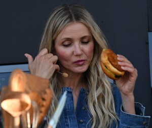 cameron-diaz-on-the-williams-and-sonoma-culinary-stage-of-the-2024-bottlerock-music-festival-in-napa-05-24-2024-1.jpg