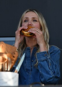 cameron-diaz-on-the-williams-and-sonoma-culinary-stage-of-the-2024-bottlerock-music-festival-in-napa-05-24-2024-4.jpg