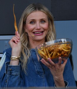 cameron-diaz-on-the-williams-and-sonoma-culinary-stage-of-the-2024-bottlerock-music-festival-in-napa-05-24-2024-8.jpg