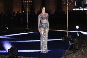 demi-moore-at-dolce-gabbana-40th-anniversary-exhibition-in-milan-04-06-2024-2.jpg