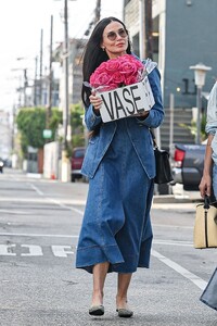 denim-dynasty-demi-moore-and-scout-willis-rock-matching-looks-in-venice-0.jpg