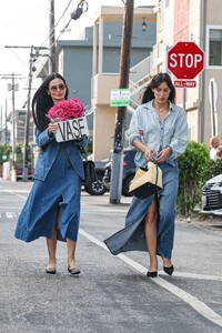 denim-dynasty-demi-moore-and-scout-willis-rock-matching-looks-in-venice-10.jpg