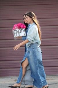 denim-dynasty-demi-moore-and-scout-willis-rock-matching-looks-in-venice-3.jpg