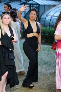 eva-longoria-steals-the-spotlight-in-stunning-coperni-dress-at-elle-gourmet-awards-2024-11.jpg