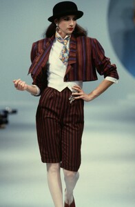 evelyneperettiMAYBEbp8611.thumb.jpg.af76db13dcdd65a878119b967953d7ca.jpg