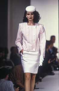 evelyneperettigl8832-.thumb.jpg.d70f42e802417534b54f2ecc233c88fe.jpg