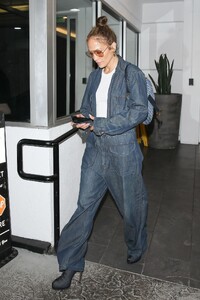 fashion-comeback-jennifer-lopez-defies-divorce-rumors-with-chic-accessory-4.jpg