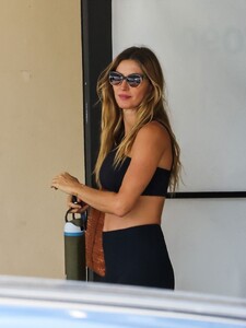 gisele-bundchen-in-gym-ready-outfit-08-24-2024-2.jpg