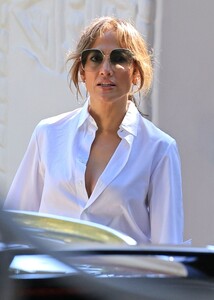 jennifer-lopez-house-hunting-in-the-luxurious-bel-air-area-of-los-angeles-08-06-2024-3.jpg