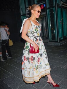 jennifer-lopez-makes-a-bold-statement-with-her-accessories-what-s-the-message-4.jpg