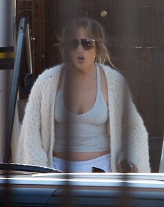 jennifer-lopez-s-casual-chic-look-in-los-angeles-08-03-2024-0.jpg