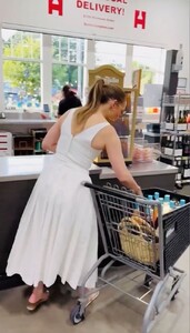 jennifer-lopez-shopping-at-a-hamptons-liquor-store-07-31-2024-8.jpg