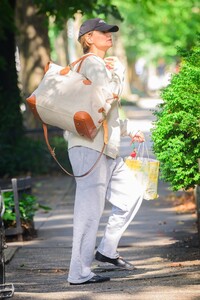 katie-holmes-arriving-home-after-dropping-off-her-daughter-suri-at-college-in-pittsburgh-08-19-2024-0.jpg