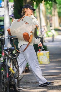 katie-holmes-arriving-home-after-dropping-off-her-daughter-suri-at-college-in-pittsburgh-08-19-2024-2.jpg