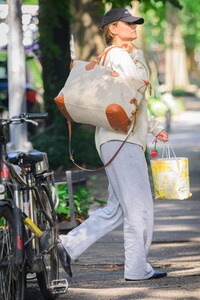 katie-holmes-arriving-home-after-dropping-off-her-daughter-suri-at-college-in-pittsburgh-08-19-2024-3.jpg