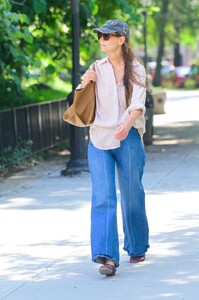 katie-holmes-embraces-a-laid-back-style-in-new-york-city-08-19-2024-0.thumb.jpg.ff458726f7adbe0bba4fdf271c944e72.jpg