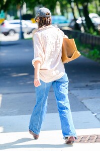 katie-holmes-embraces-a-laid-back-style-in-new-york-city-08-19-2024-2.thumb.jpg.1bf48cd720fc7ef1ab5904ca0420bd04.jpg