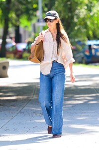 katie-holmes-embraces-a-laid-back-style-in-new-york-city-08-19-2024-7.thumb.jpg.58380355038146d02f6b1fee2e522f69.jpg