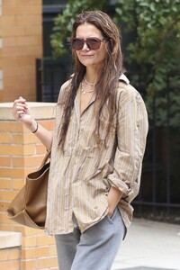 katie-holmes-mastering-casual-chic-in-nyc-3.jpg