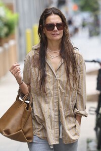 katie-holmes-mastering-casual-chic-in-nyc-4.jpg