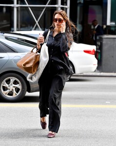 katie-holmes-nyc-chic-effortless-style-for-the-new-empty-nester-6.thumb.jpg.61450929010c9473bda4b2a85544c685.jpg