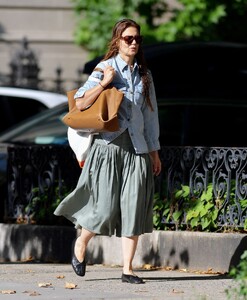 katie-holmes-nyc-chic-mastering-casual-elegance-in-denim-and-green-08-23-2024-2.jpg
