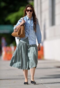 katie-holmes-nyc-chic-mastering-casual-elegance-in-denim-and-green-08-23-2024-8.jpg