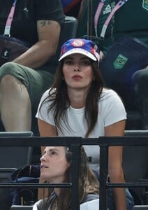 kendall-jenner-at-paris-2024-olympic-games-gymnastique-women-s-final-08-01-2024-2.jpg