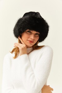kurk-detayli-pelus-sapka-siyah-692c64.jpg