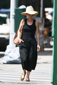 nicky-hilton-shopping-in-new-york-08-02-2024-4.jpg