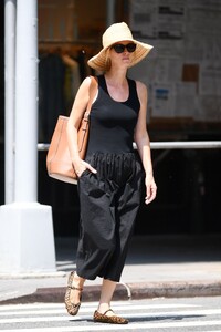 nicky-hilton-shopping-in-new-york-08-02-2024-6.jpg