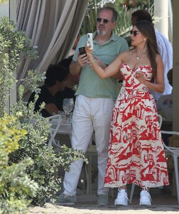 ofia-vergara-s-italian-chic-pasta-fashion-and-seaside-glamour-2.jpg