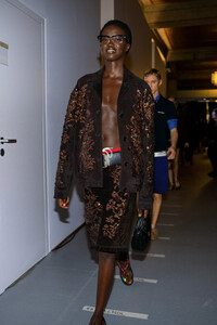 pfw_ss24_backstage_acielle_miumiu_013.thumb.jpg.905ad091a9f0300268dd5b4950dfb09c.jpg