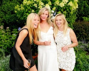 reese-witherspoon-cameron-diaz-gwyneth-paltrow-at-avaline-wine-dinner-07-27-2024-3.jpg