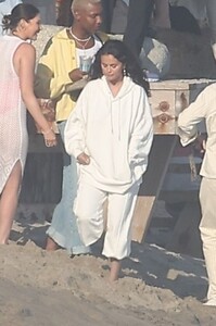 selena-gomez-and-boyfriend-benny-blanco-beach-party-in-malibu-07-04-2024-5.jpg