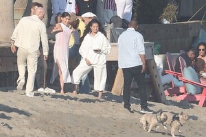 selena-gomez-and-boyfriend-benny-blanco-beach-party-in-malibu-07-04-2024-8.jpg