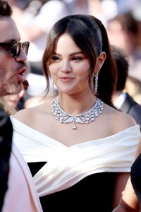 selena-gomez-at-emilia-perez-red-carpet-at-cannes-film-festival-05-18-2024-0.jpg