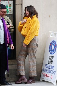 selena-gomez-at-only-murders-in-the-building-season-4-set-in-new-york-04-24-2024-3.jpg