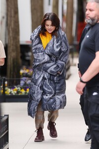 selena-gomez-at-only-murders-in-the-building-season-4-set-in-new-york-04-24-2024-4.jpg